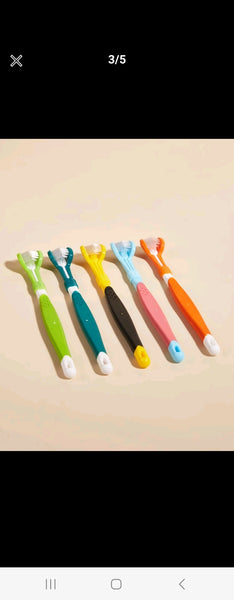 3 headed toothbrush for your pet.  Approx. 17.5 cm long, 2.4 cm wide.  Random colour will be sent.