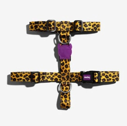 ZEE DOG H-HARNESS - HONEY - Medium.  The Zee.Dog H-Harness is easy-to-use and is fully adjustable with two d-ring placements on the back, providing two safe options to clip your leash.  Fully adjustable Adjusts to the next size up - great for puppies that are growing! Buckle is built with a 4-point locking system for added safety Two d-ring options on the back Iconic rubber logo protects stitching for longer durability Size Medium  Neck: 31 - 49cm Girth: 42 - 68cm